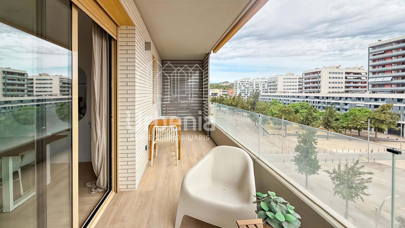 Descubre esta magnífica vivienda de obra nueva situada en la zona del Canal de Badalona - Foto 2