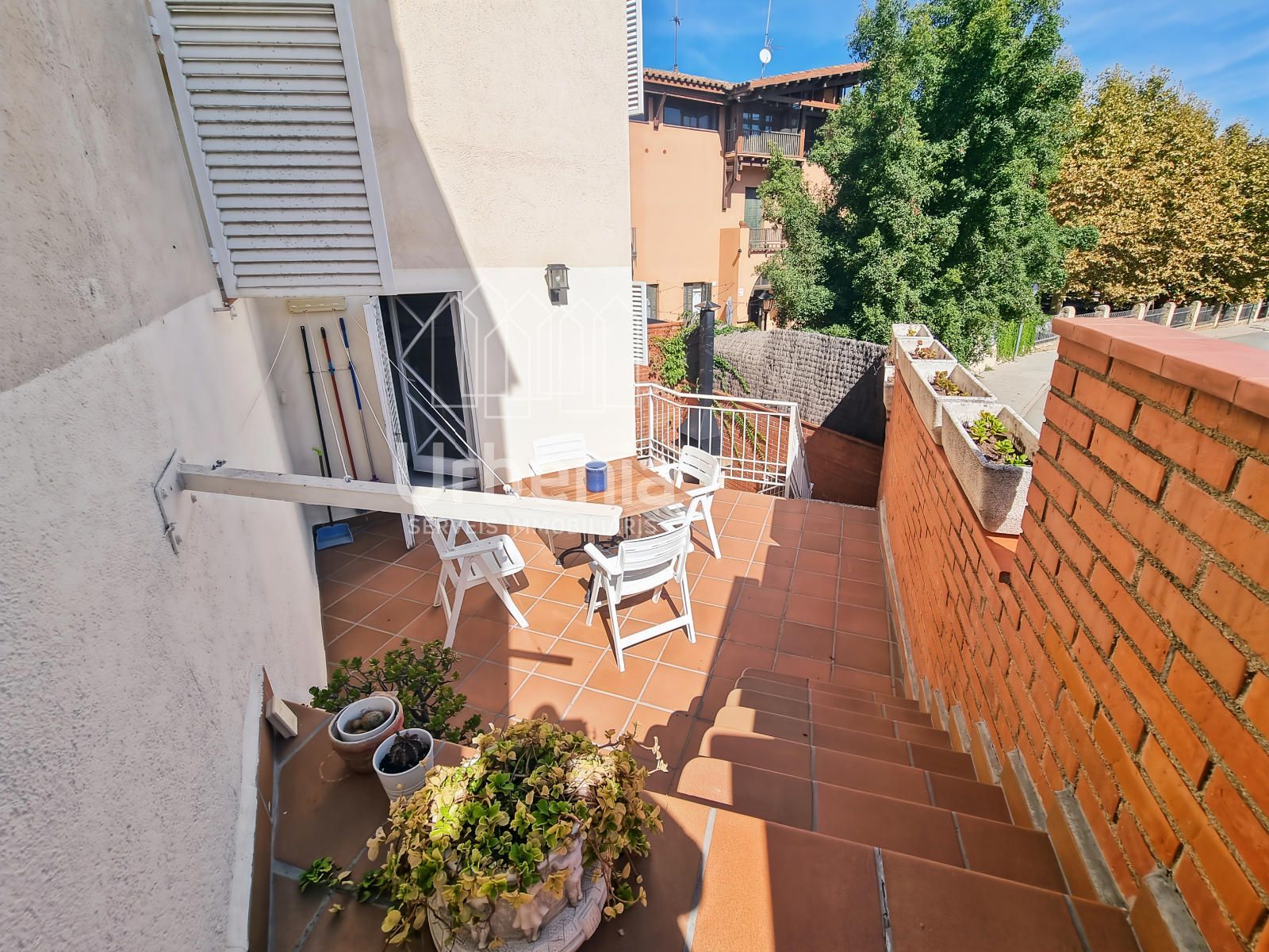 Casa pareada esquinera en parcela de 300 m² que se distribuye en varias plantas en Sant Andreu de Llavaneres - Foto 3