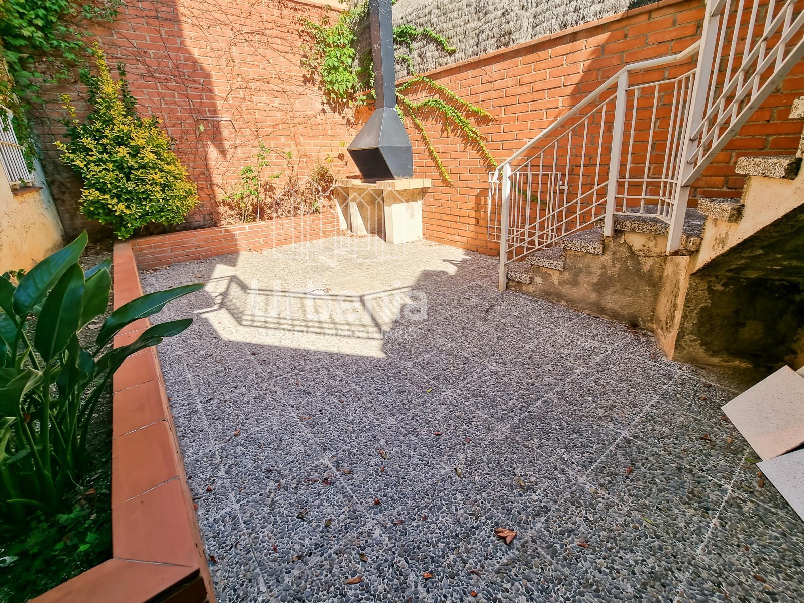 Casa pareada esquinera en parcela de 300 m² que se distribuye en varias plantas en Sant Andreu de Llavaneres - Foto 5