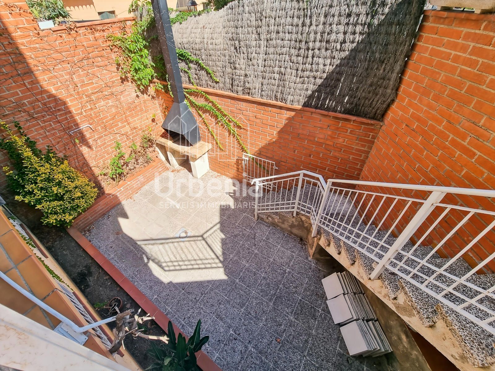 Casa pareada esquinera en parcela de 300 m² que se distribuye en varias plantas en Sant Andreu de Llavaneres - Foto 4