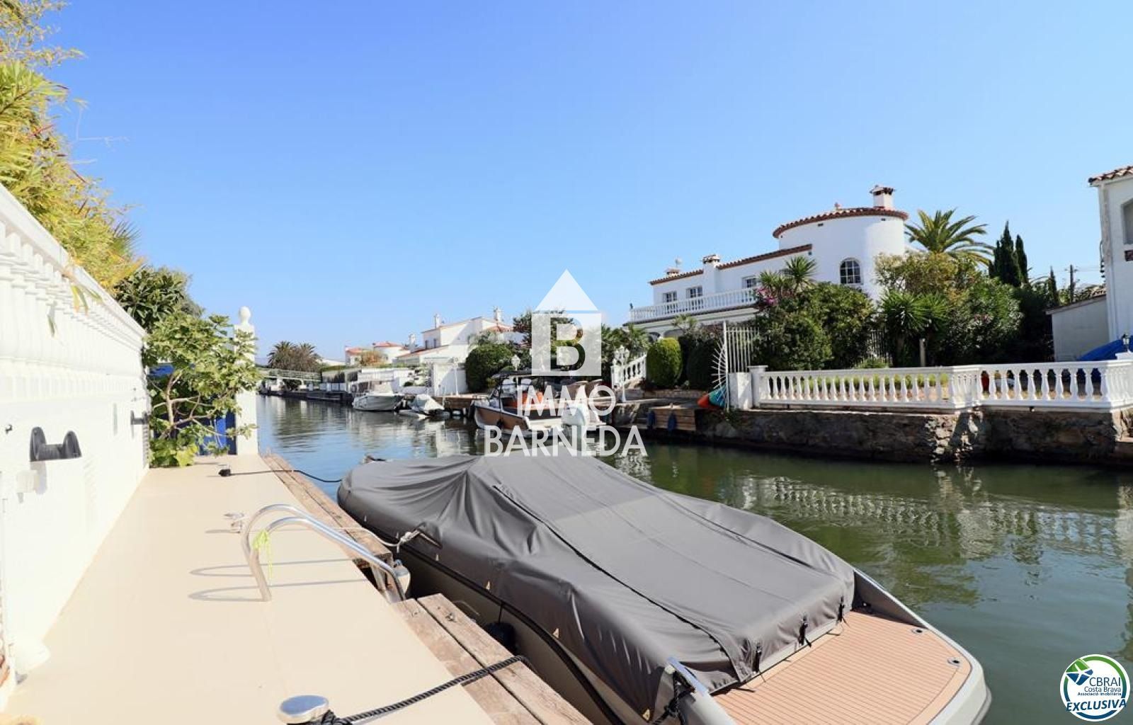 Amplia Villa al canal con amarre de 12 m, con apartamento invitados