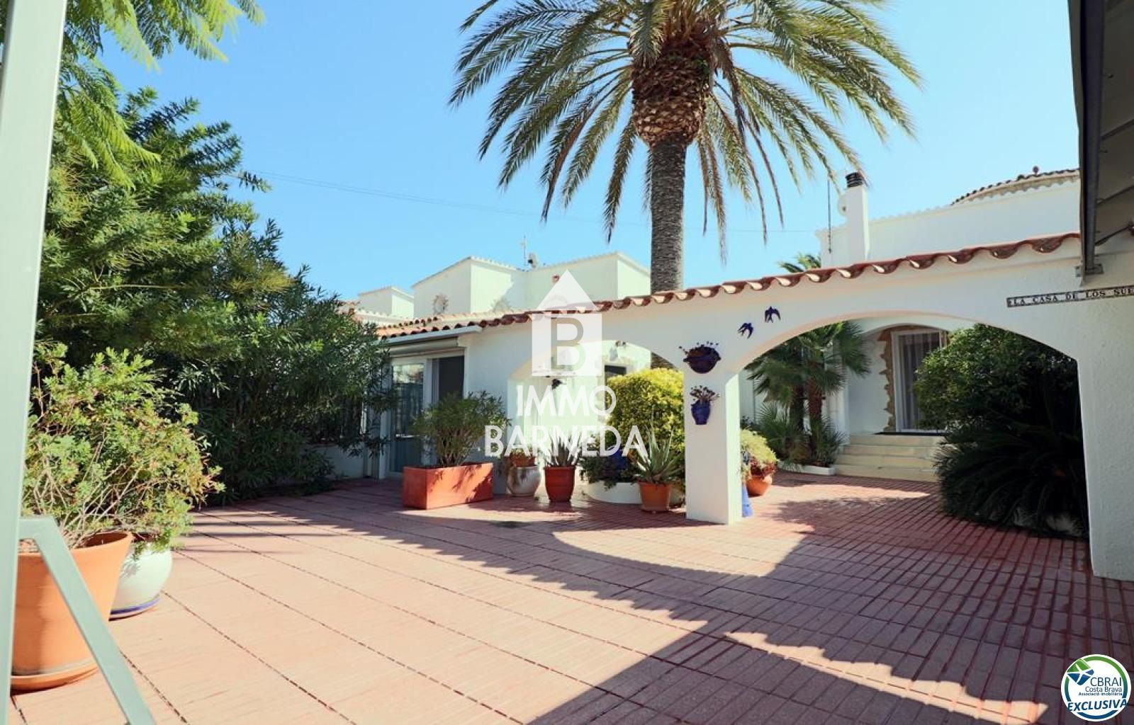 Amplia Villa al canal con amarre de 12 m, con apartamento invitados