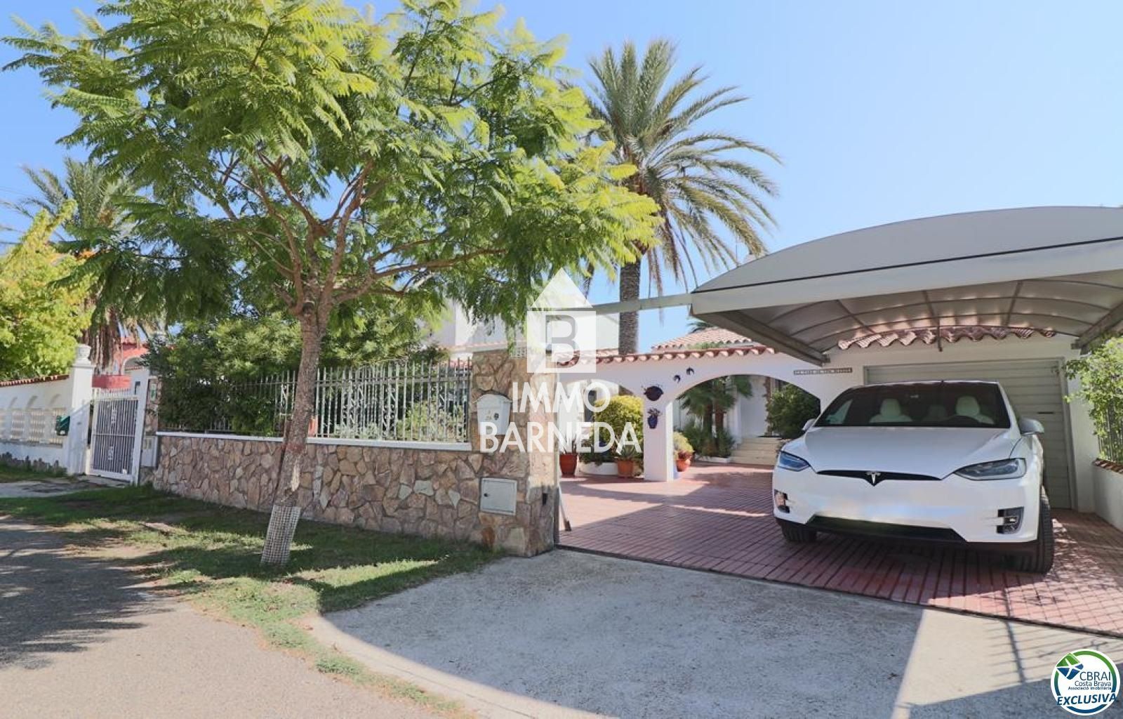 Amplia Villa al canal con amarre de 12 m, con apartamento invitados