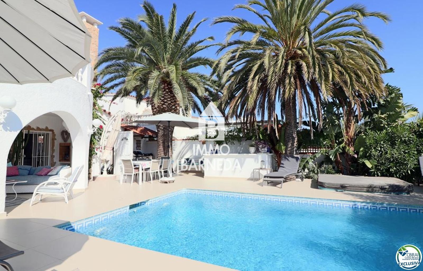 Amplia Villa al canal con amarre de 12 m, con apartamento invitados