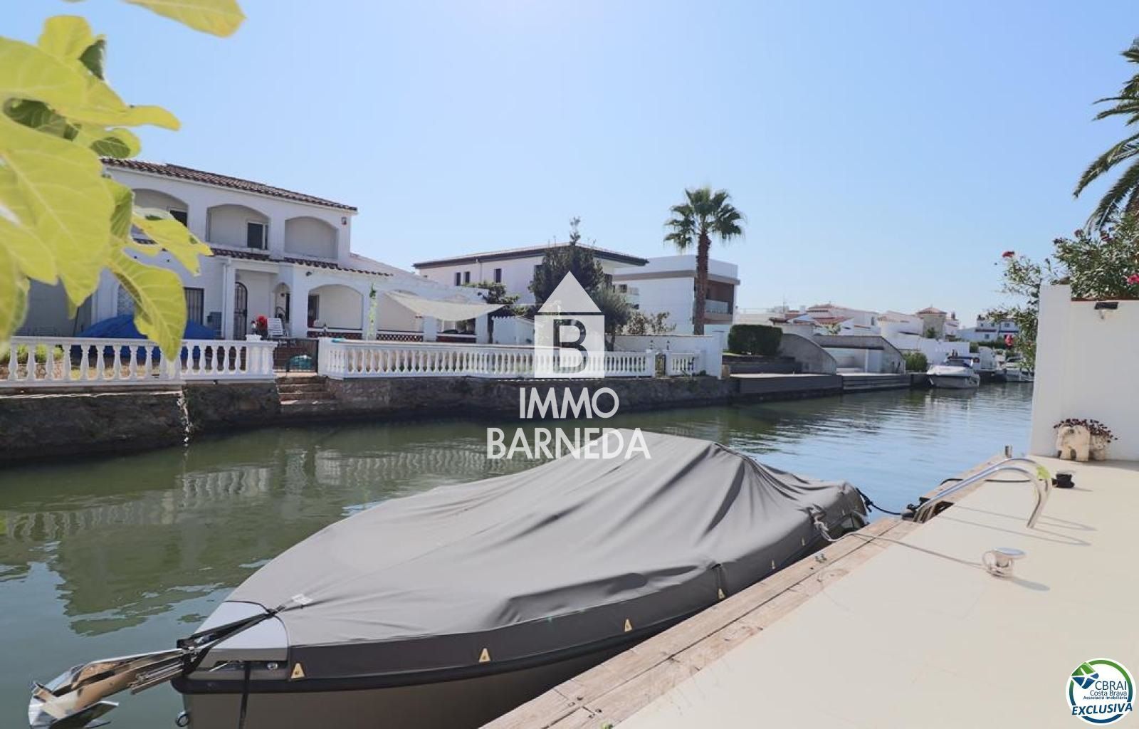 Amplia Villa al canal con amarre de 12 m, con apartamento invitados