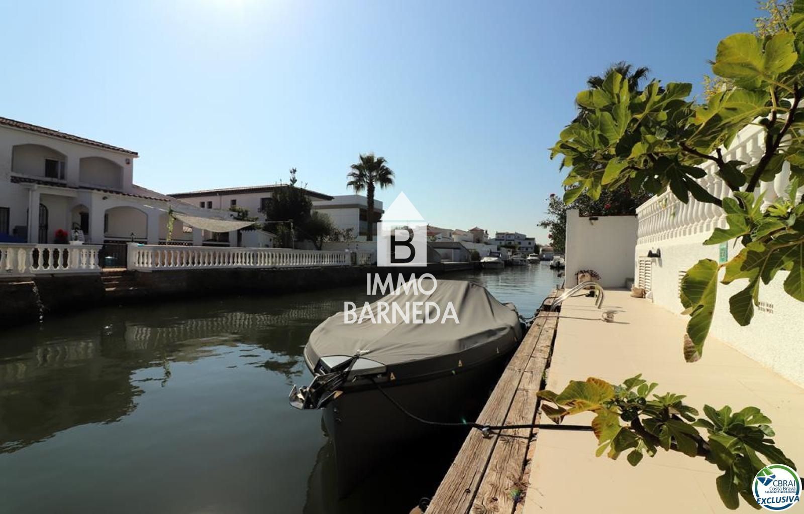 Amplia Villa al canal con amarre de 12 m, con apartamento invitados