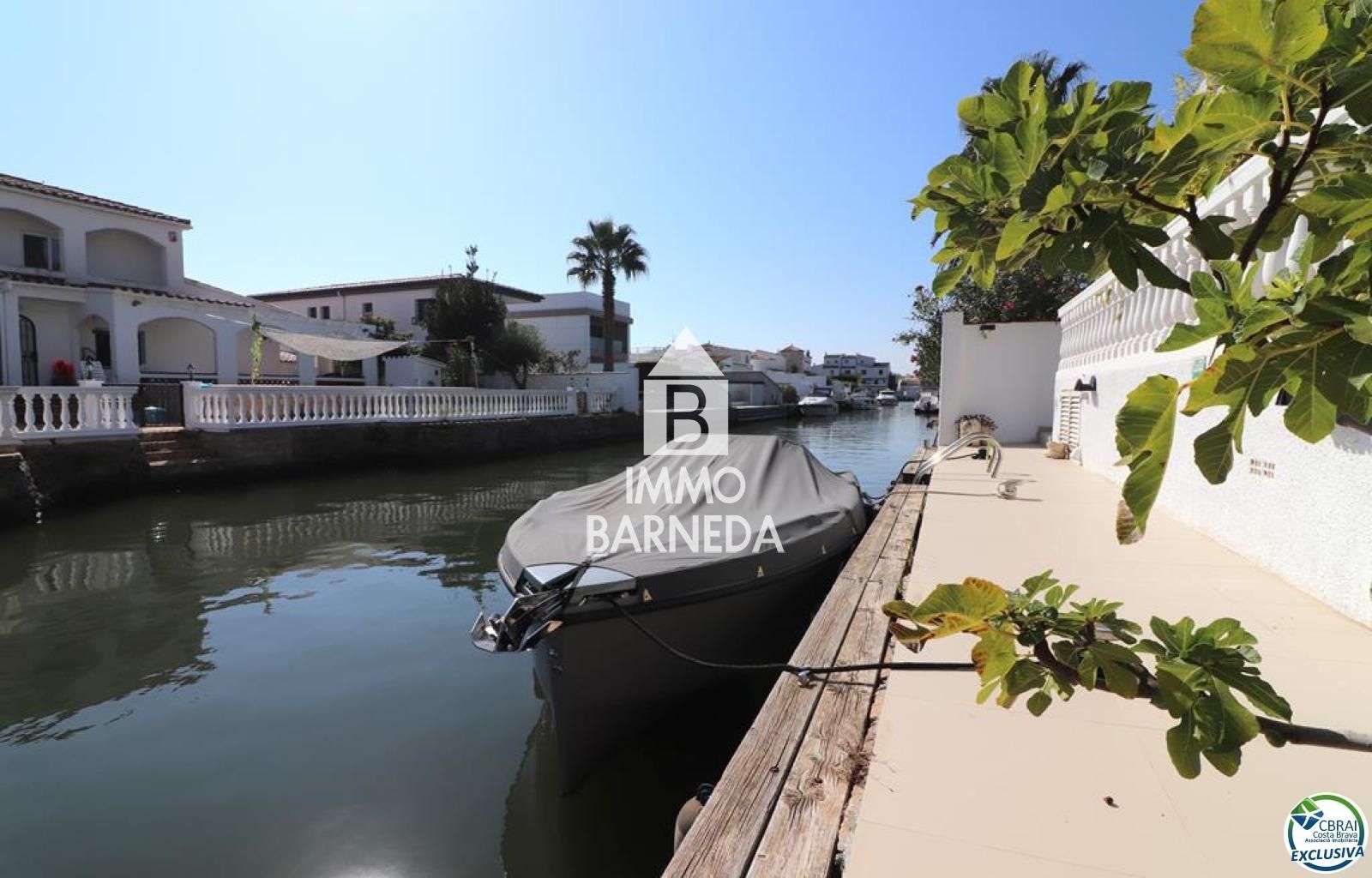 Amplia Villa al canal con amarre de 12 m, con apartamento invitados
