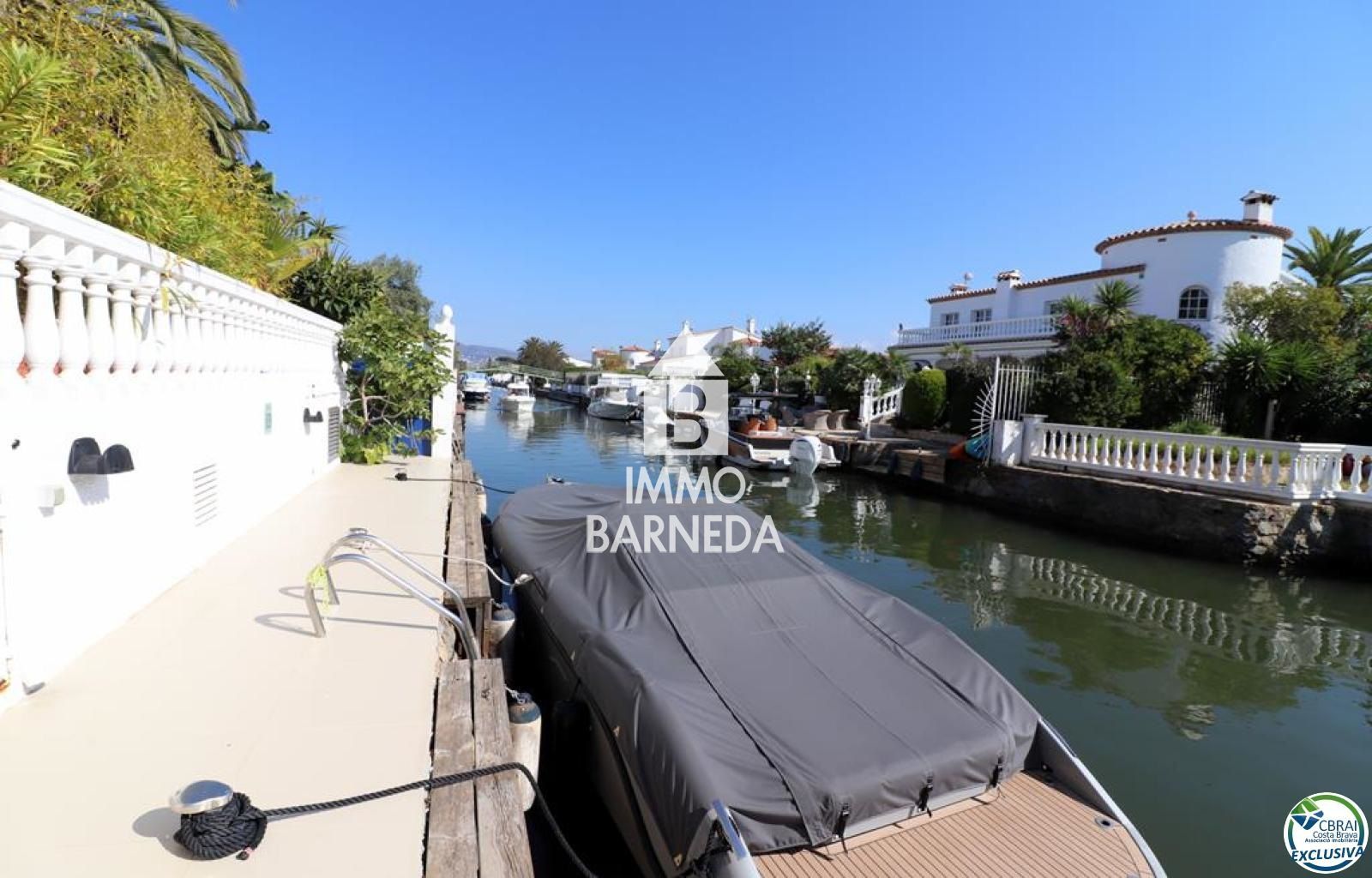 Amplia Villa al canal con amarre de 12 m, con apartamento invitados