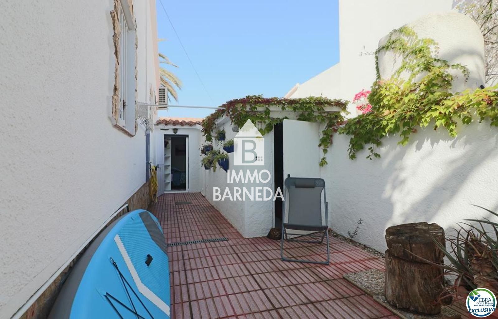 Amplia Villa al canal con amarre de 12 m, con apartamento invitados