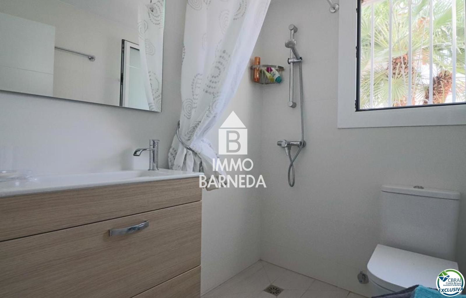 Amplia Villa al canal con amarre de 12 m, con apartamento invitados