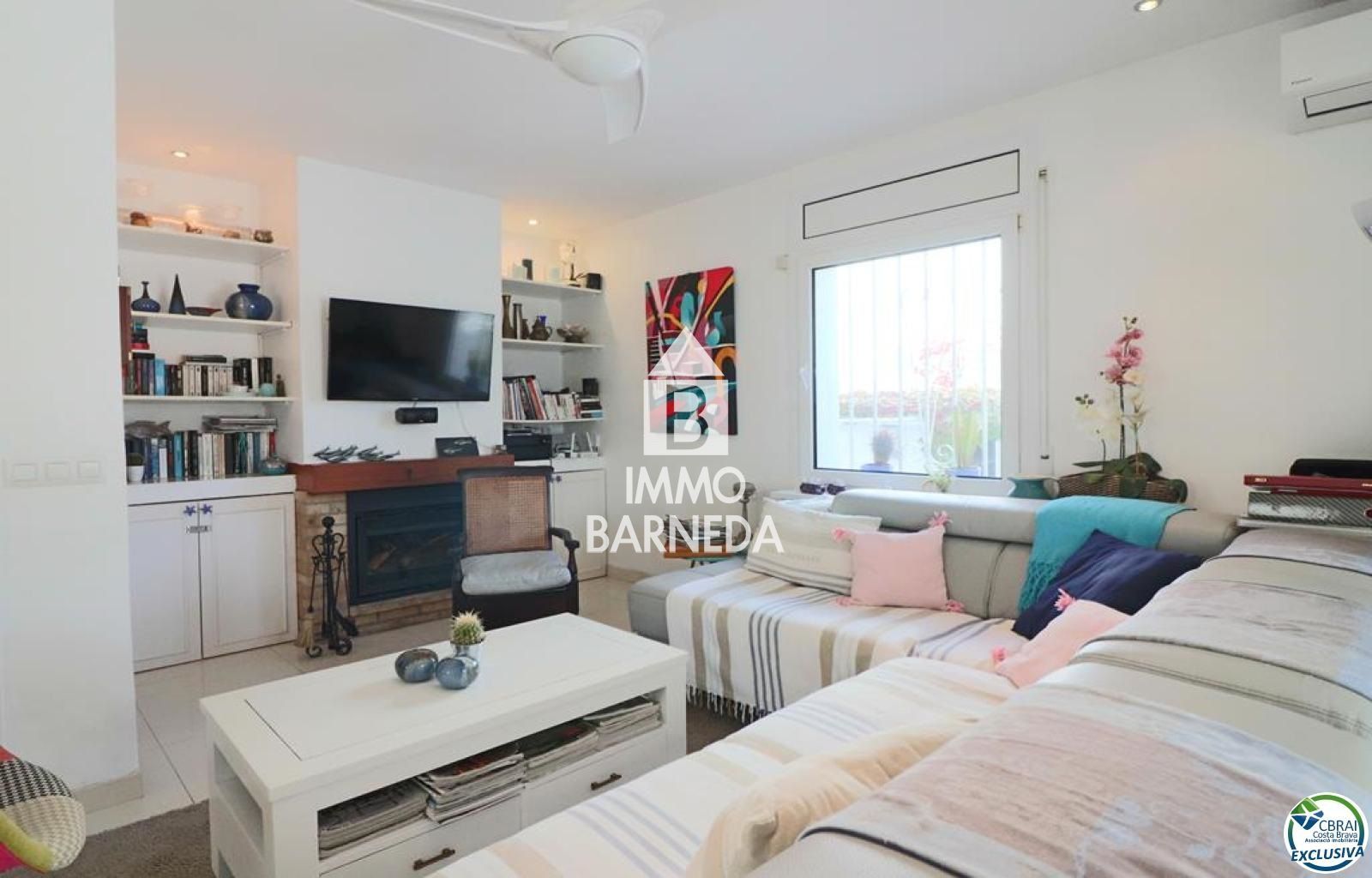 Amplia Villa al canal con amarre de 12 m, con apartamento invitados