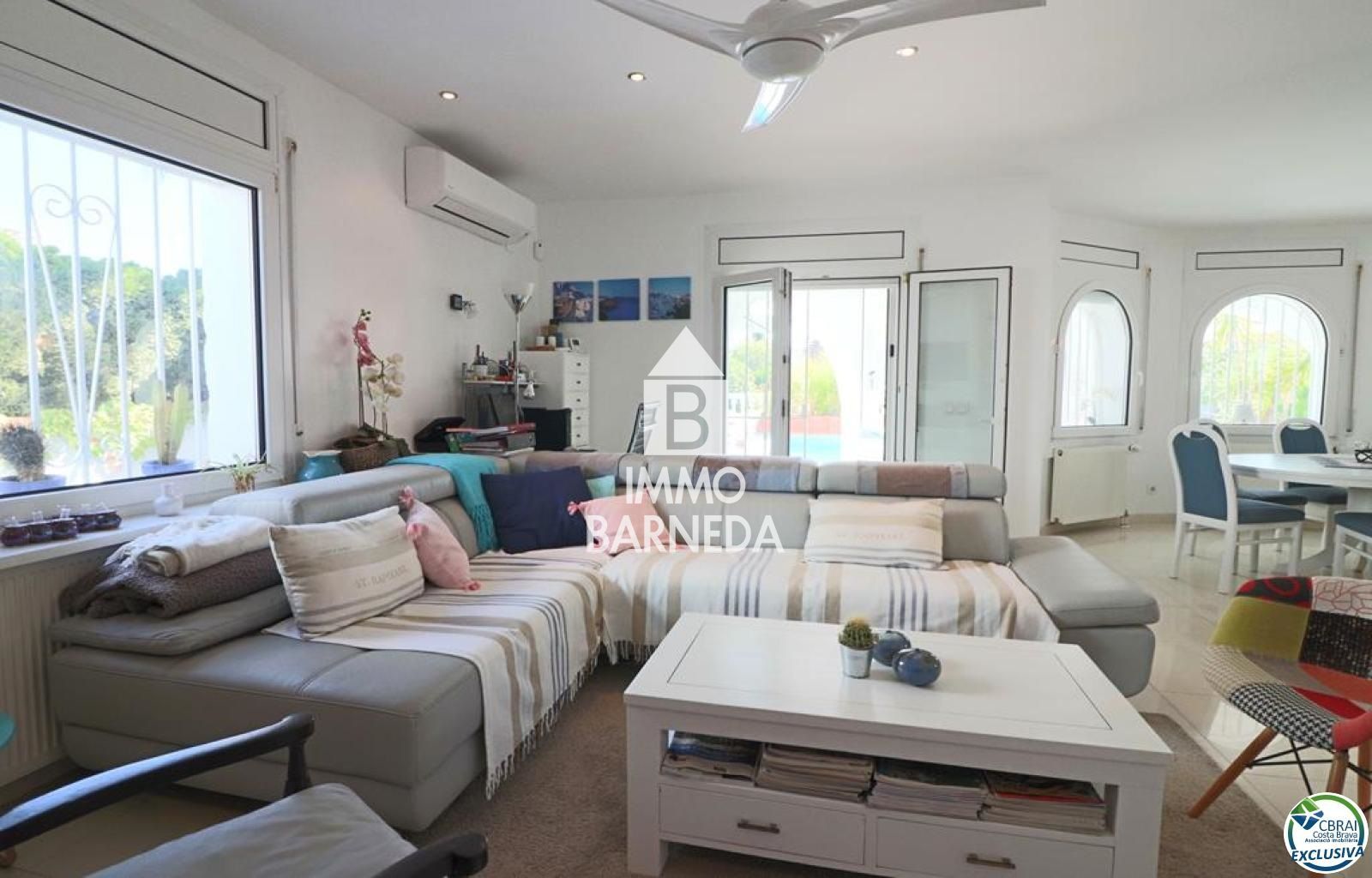 Amplia Villa al canal con amarre de 12 m, con apartamento invitados