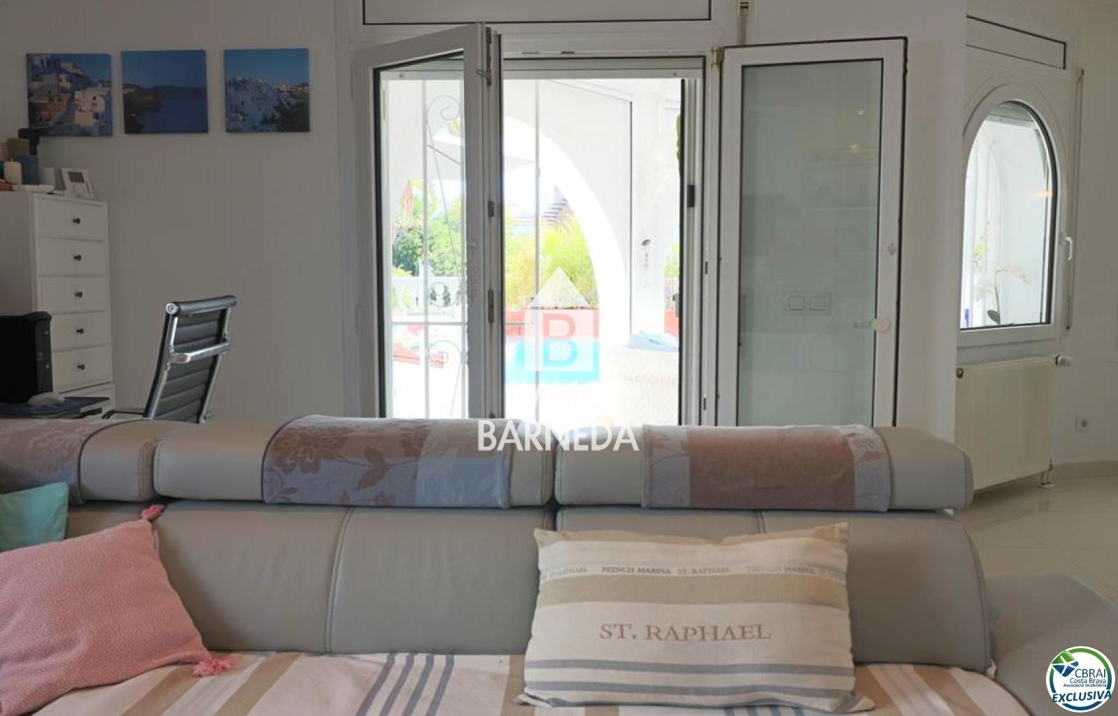 Amplia Villa al canal con amarre de 12 m, con apartamento invitados