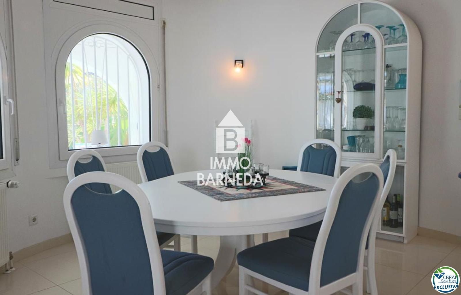 Amplia Villa al canal con amarre de 12 m, con apartamento invitados