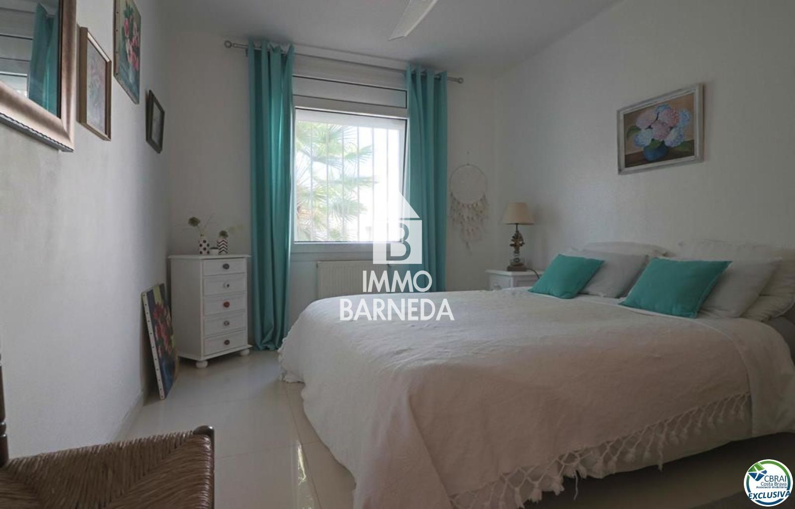 Amplia Villa al canal con amarre de 12 m, con apartamento invitados