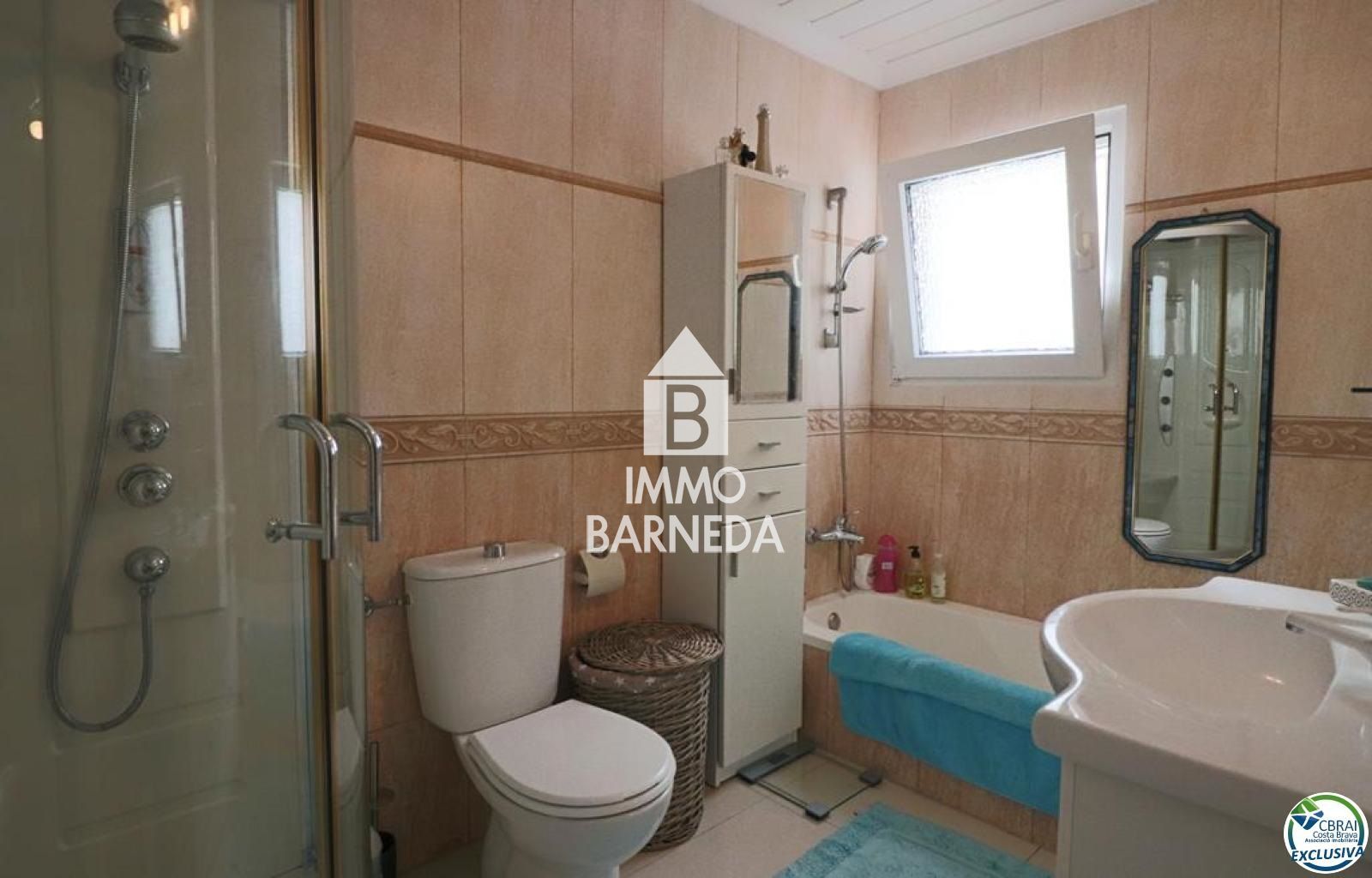 Amplia Villa al canal con amarre de 12 m, con apartamento invitados