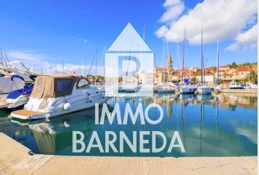Amplia Villa al canal con amarre de 12 m, con apartamento invitados