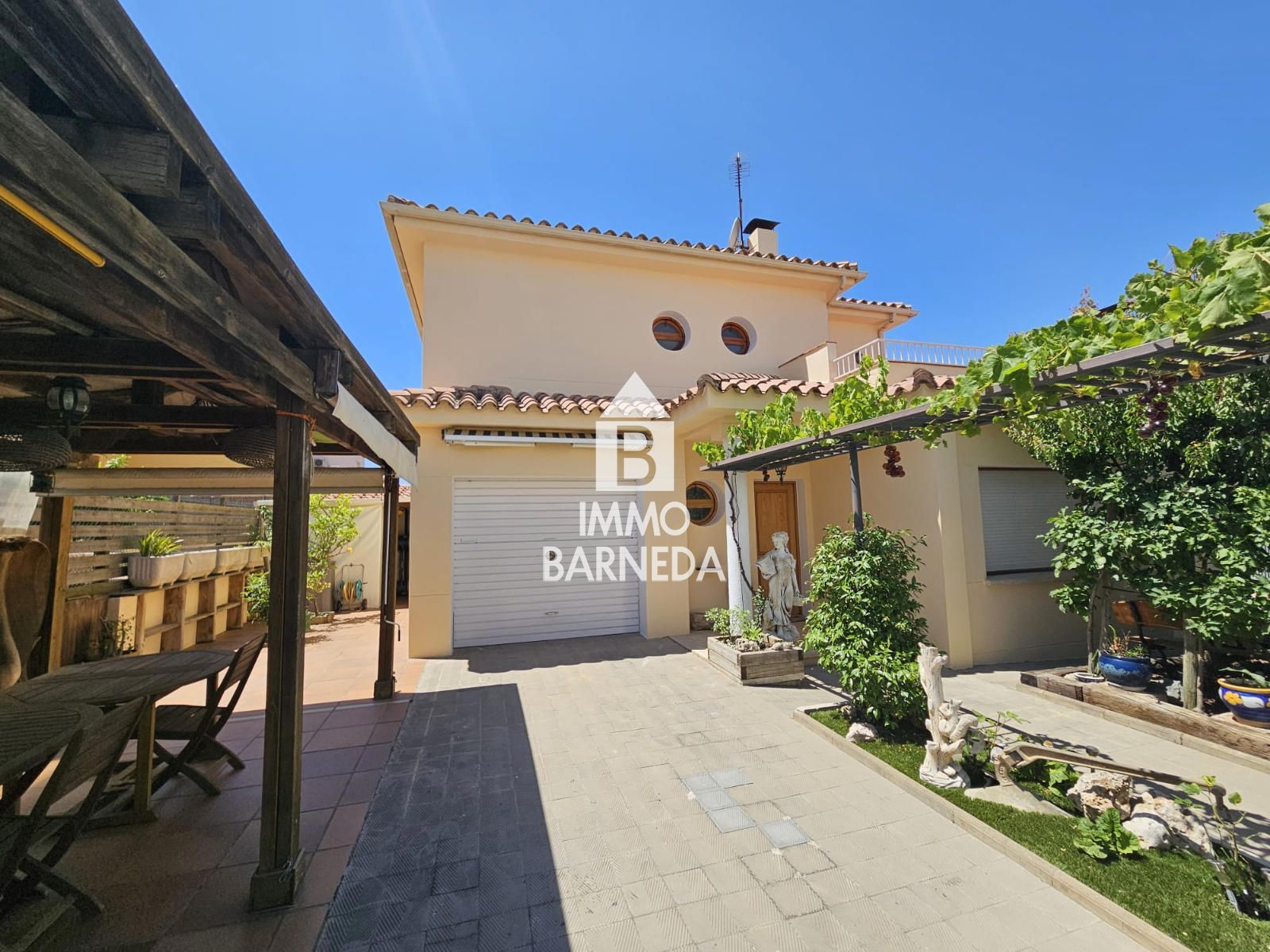 Charmantes Einfamilienhaus in Roses mit Garten und privater Garage