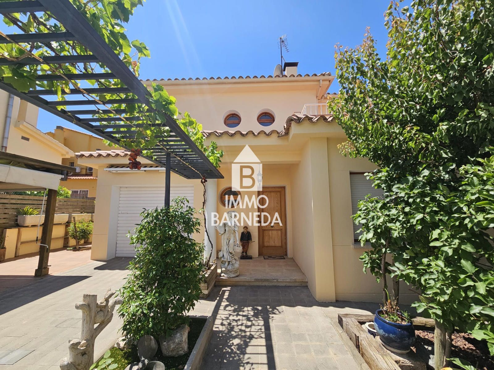 Encantadora casa independiente en Roses con jardín y garaje privado