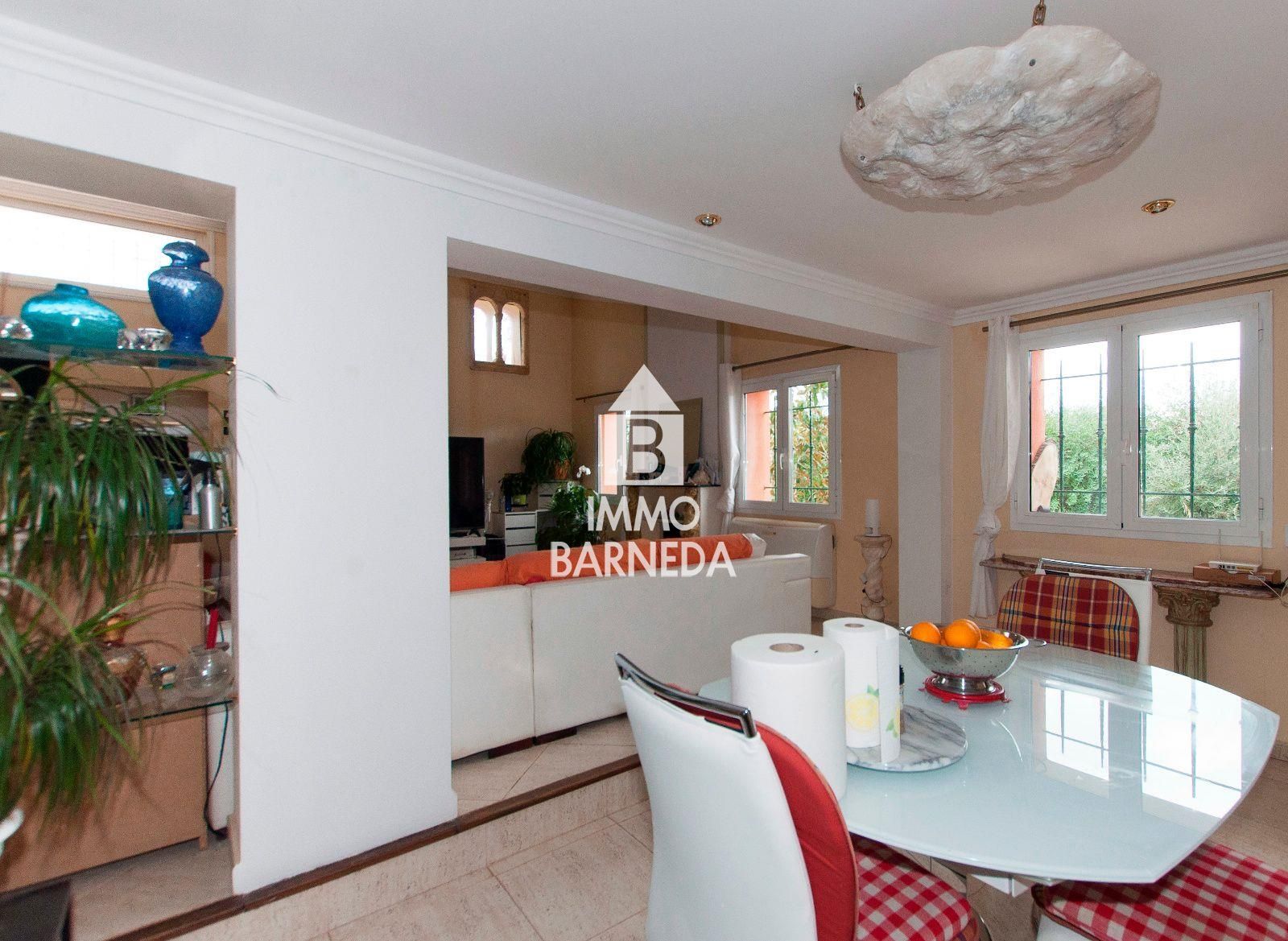 Casa amb jardí i dos apartaments.