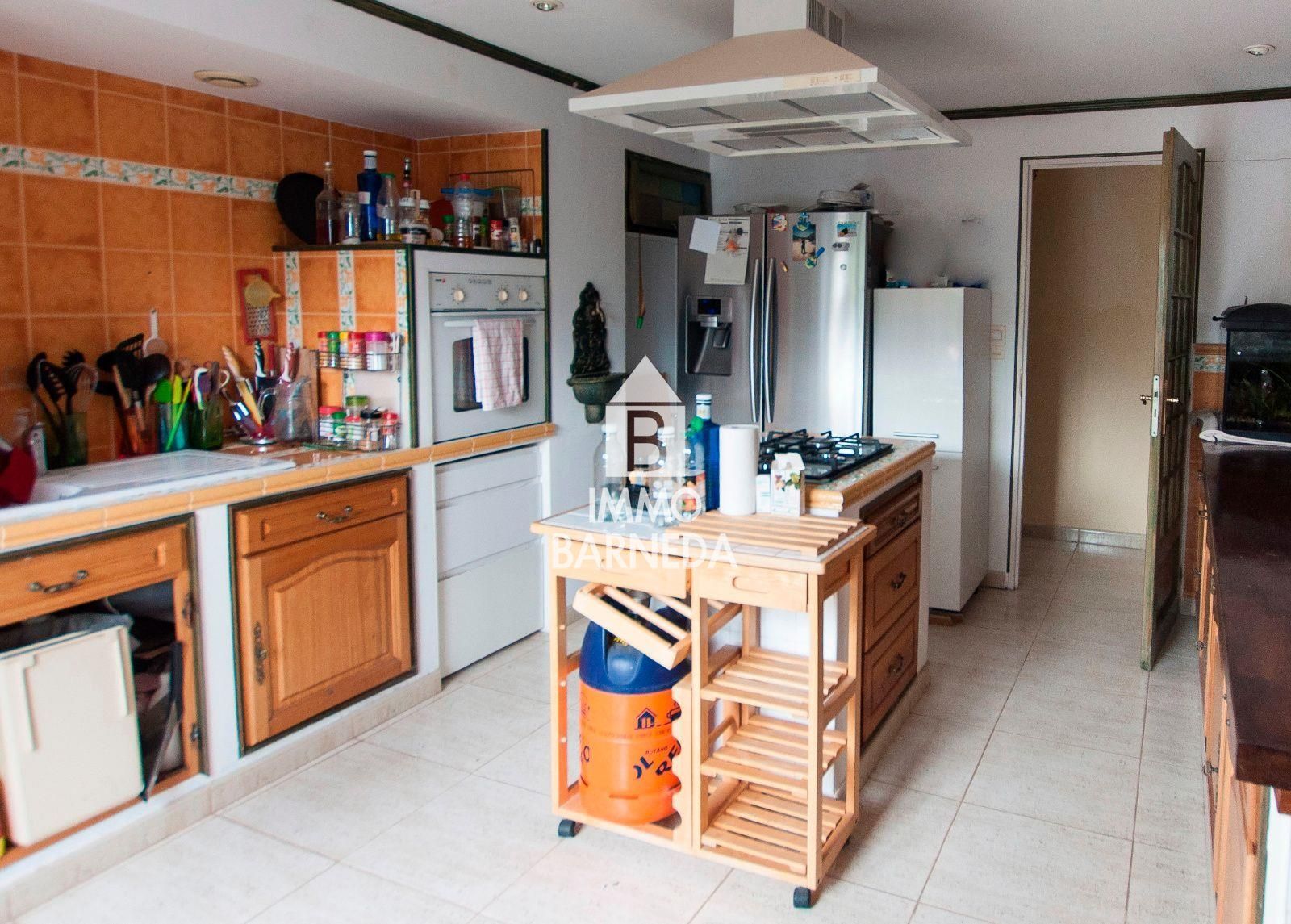 Casa amb jardí i dos apartaments.