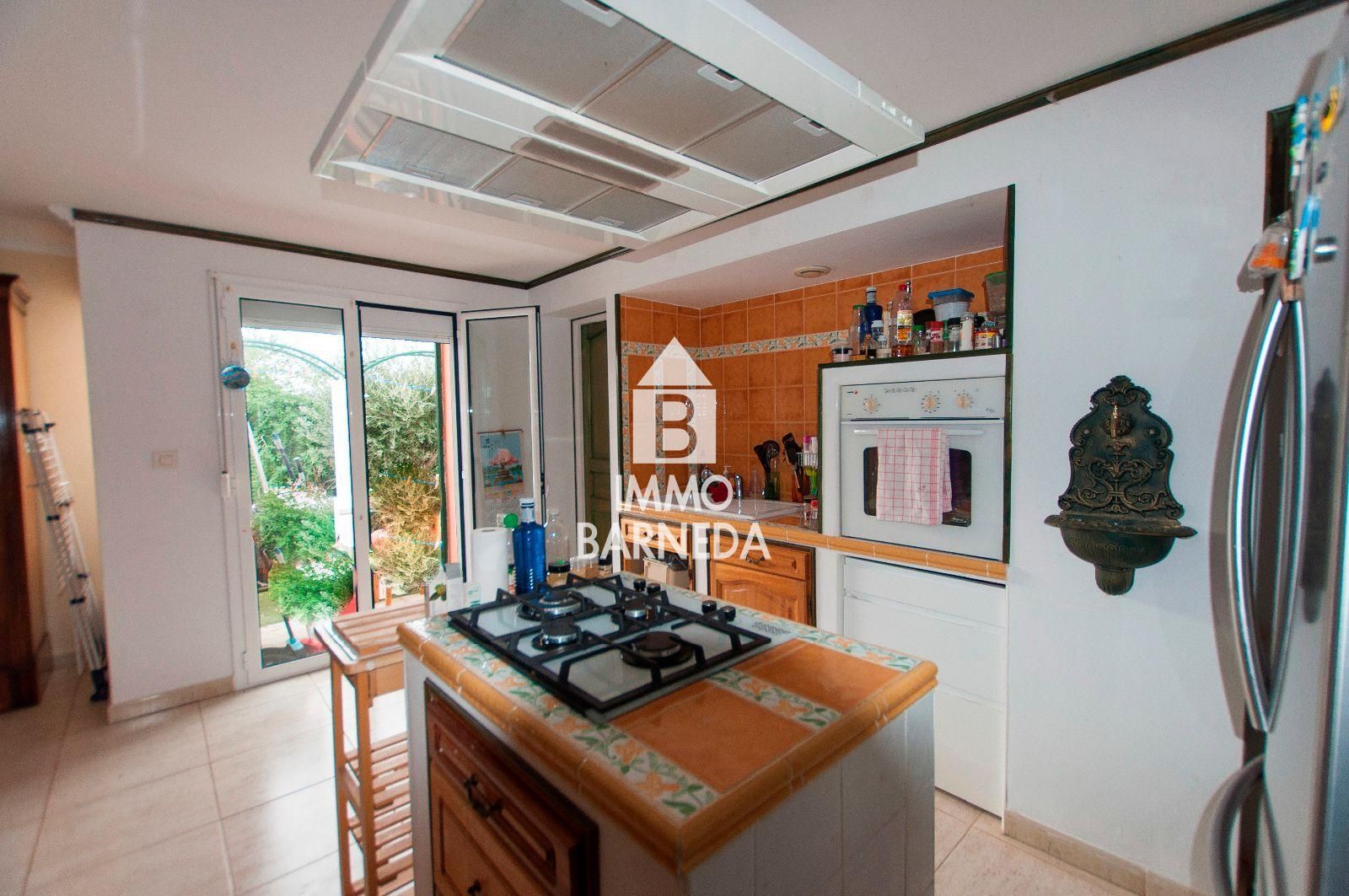 Casa amb jardí i dos apartaments.