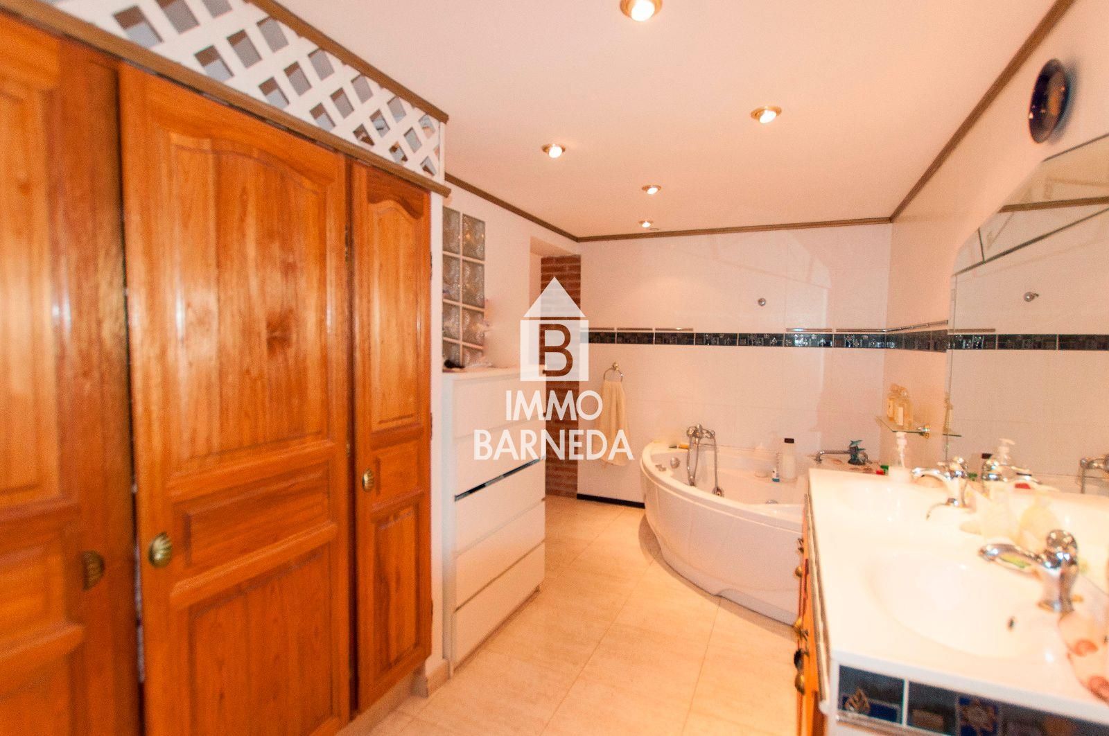 Casa amb jardí i dos apartaments.