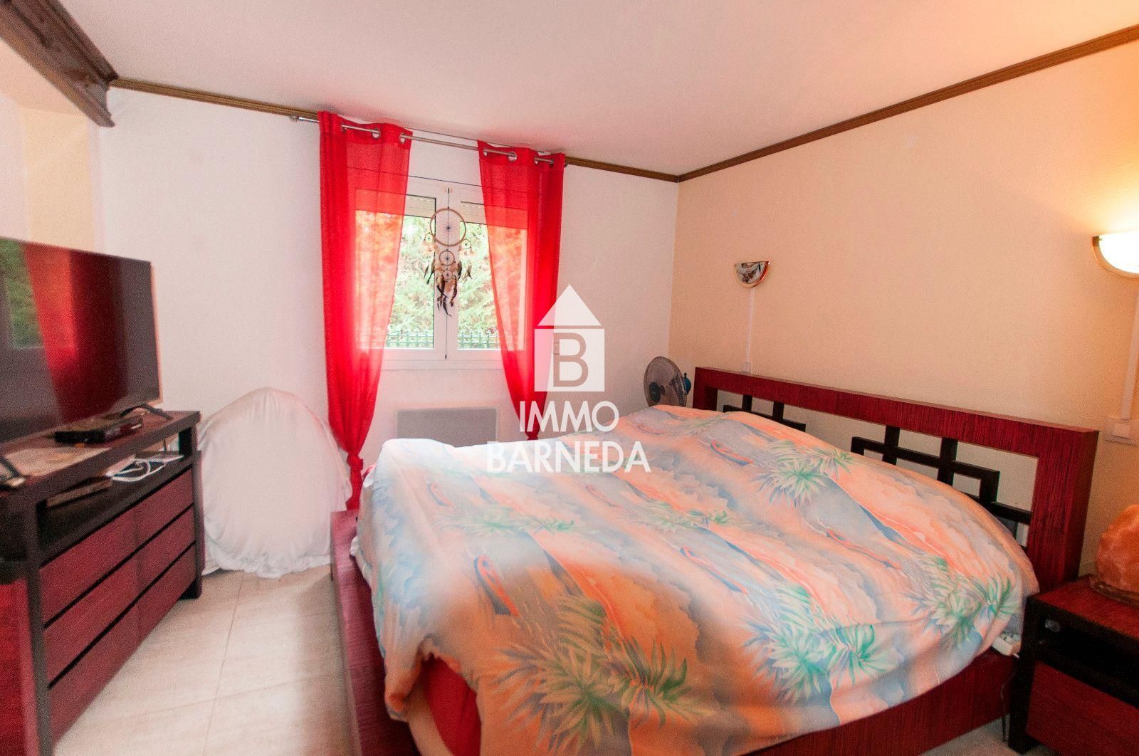 Casa amb jardí i dos apartaments.