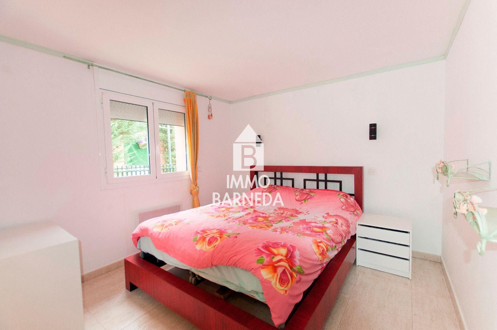 Casa amb jardí i dos apartaments.