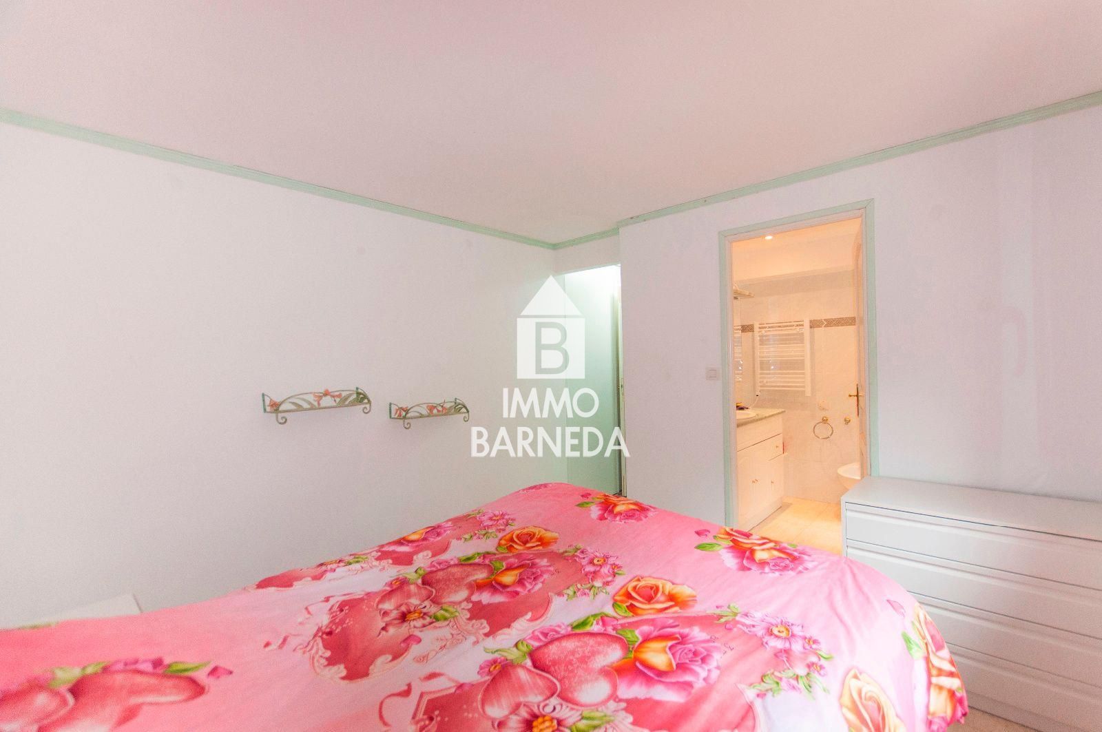 Casa amb jardí i dos apartaments.