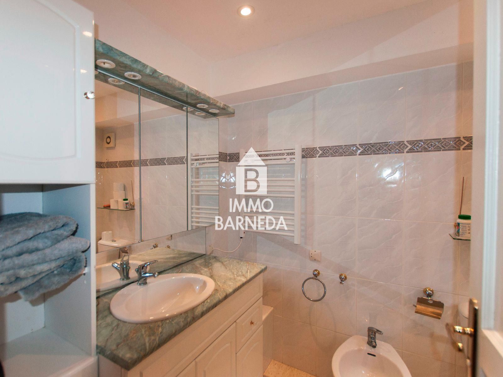 Casa amb jardí i dos apartaments.