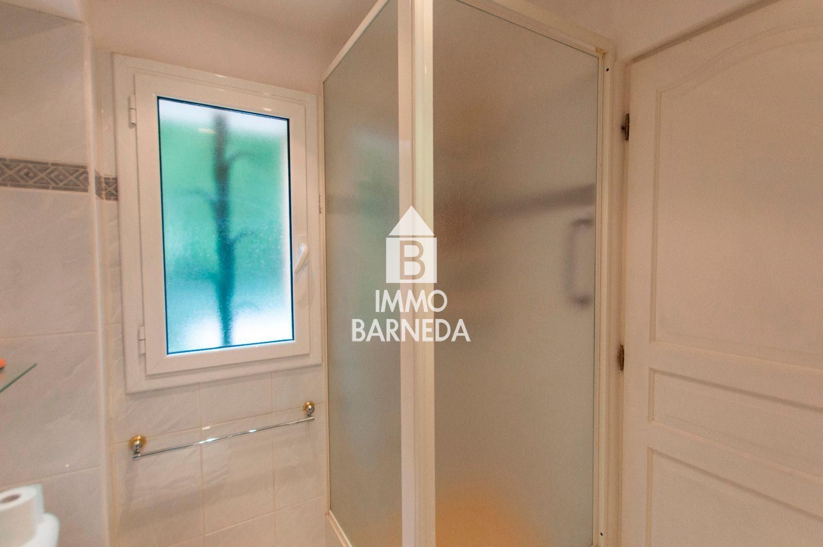 Casa amb jardí i dos apartaments.