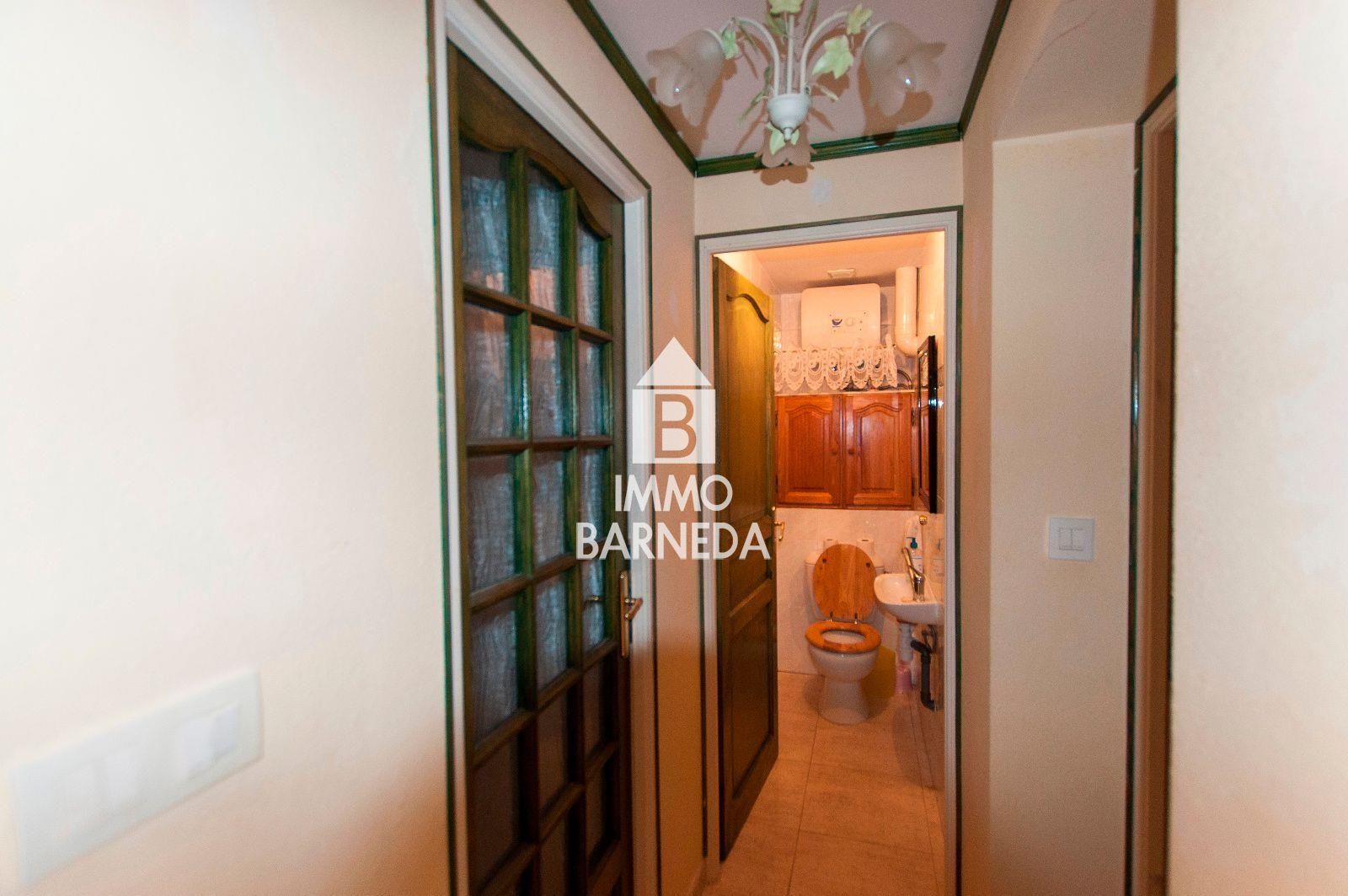 Casa amb jardí i dos apartaments.