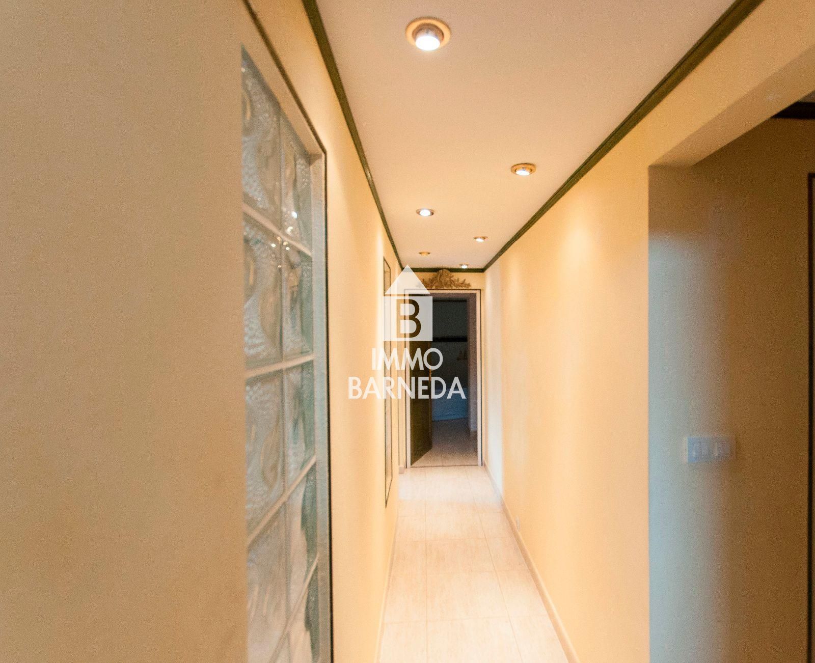 Casa amb jardí i dos apartaments.