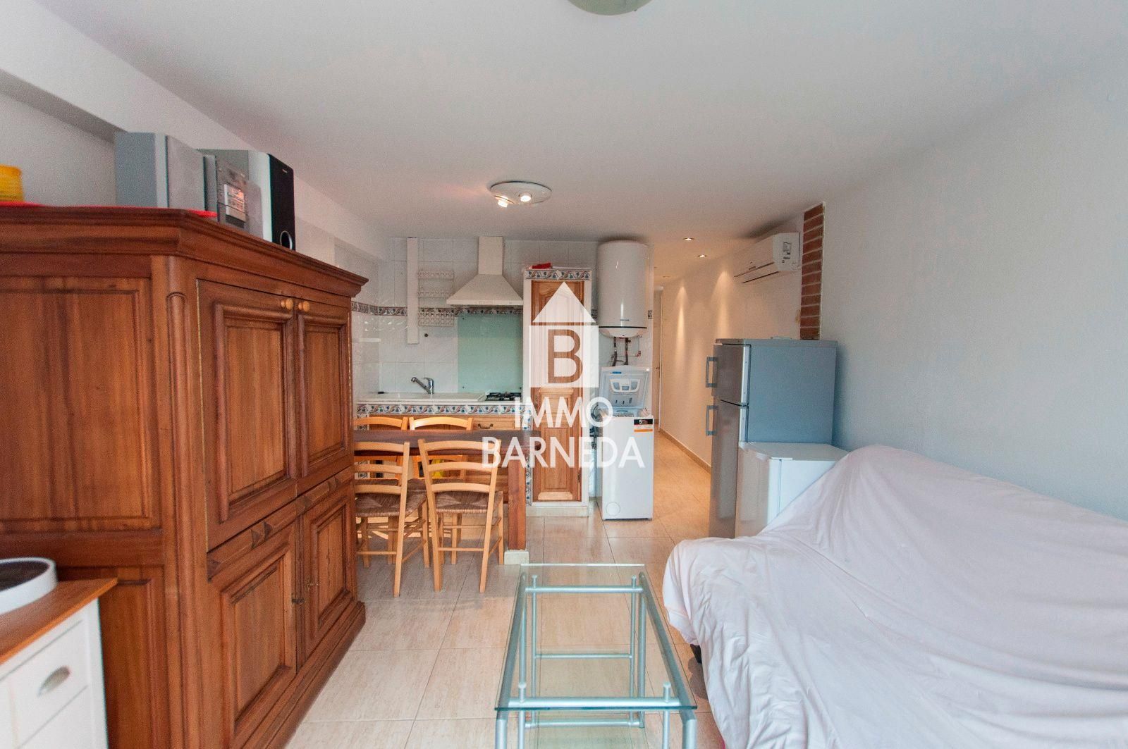 Casa amb jardí i dos apartaments.