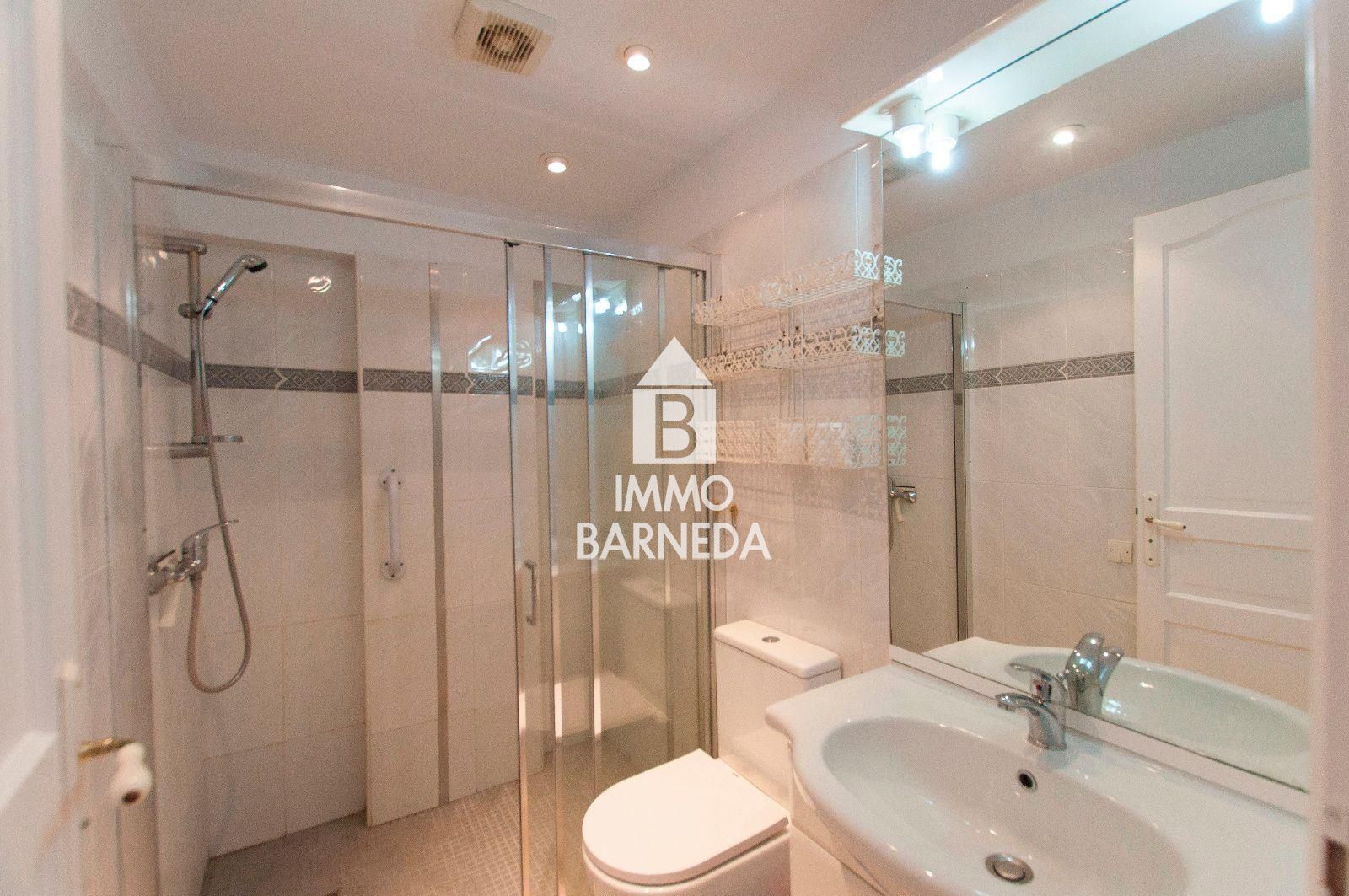 Casa amb jardí i dos apartaments.