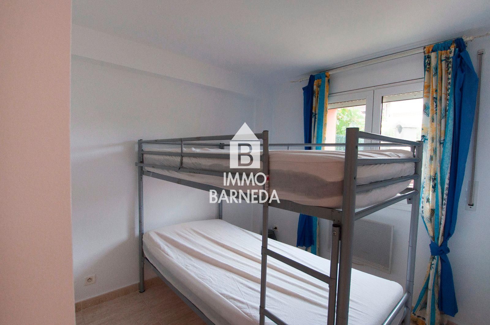 Casa amb jardí i dos apartaments.