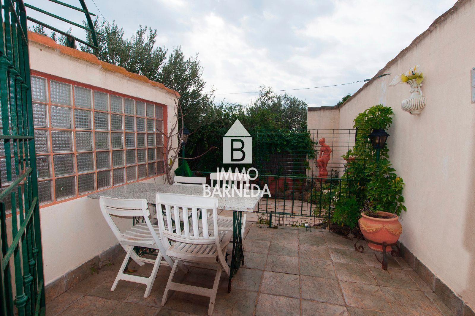 Casa amb jardí i dos apartaments.