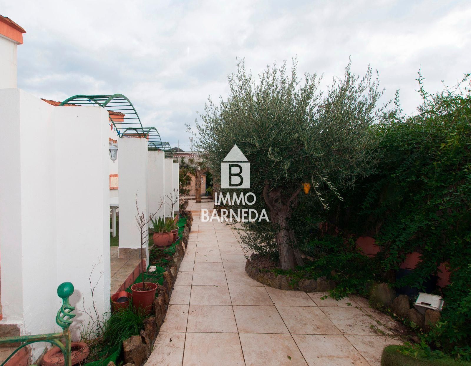 Casa amb jardí i dos apartaments.