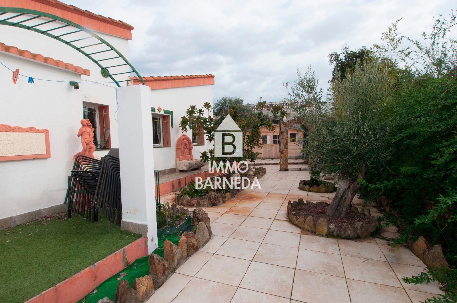 Casa amb jardí i dos apartaments.