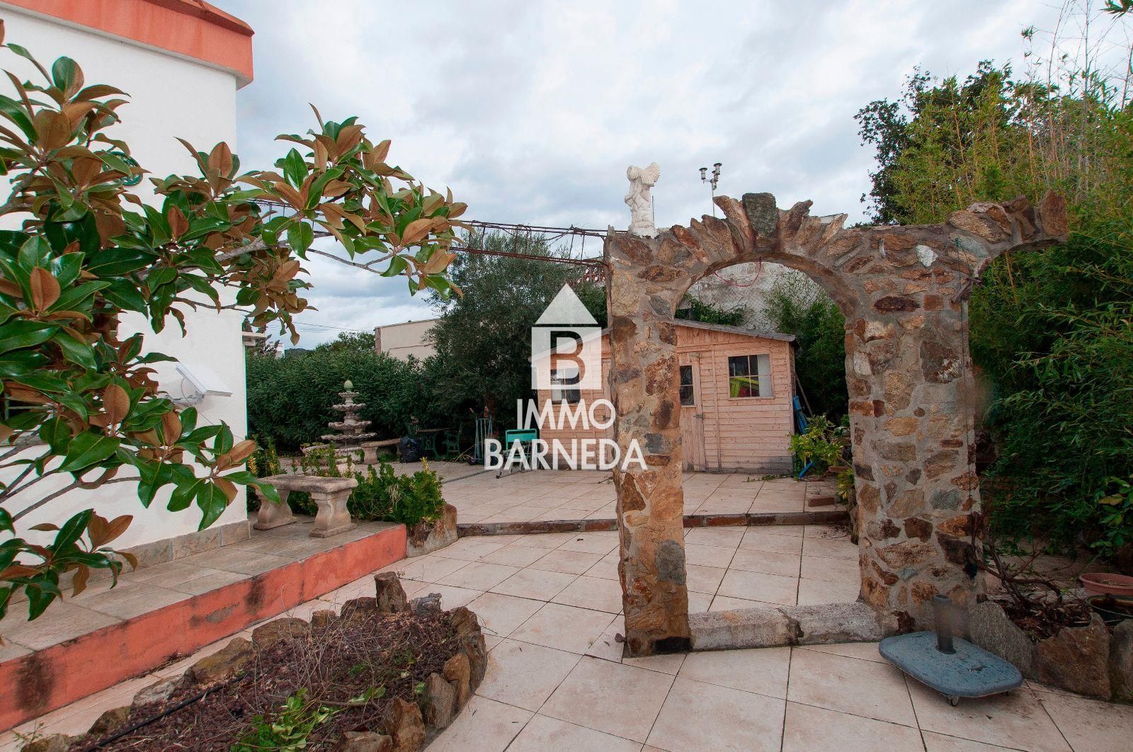 Casa amb jardí i dos apartaments.