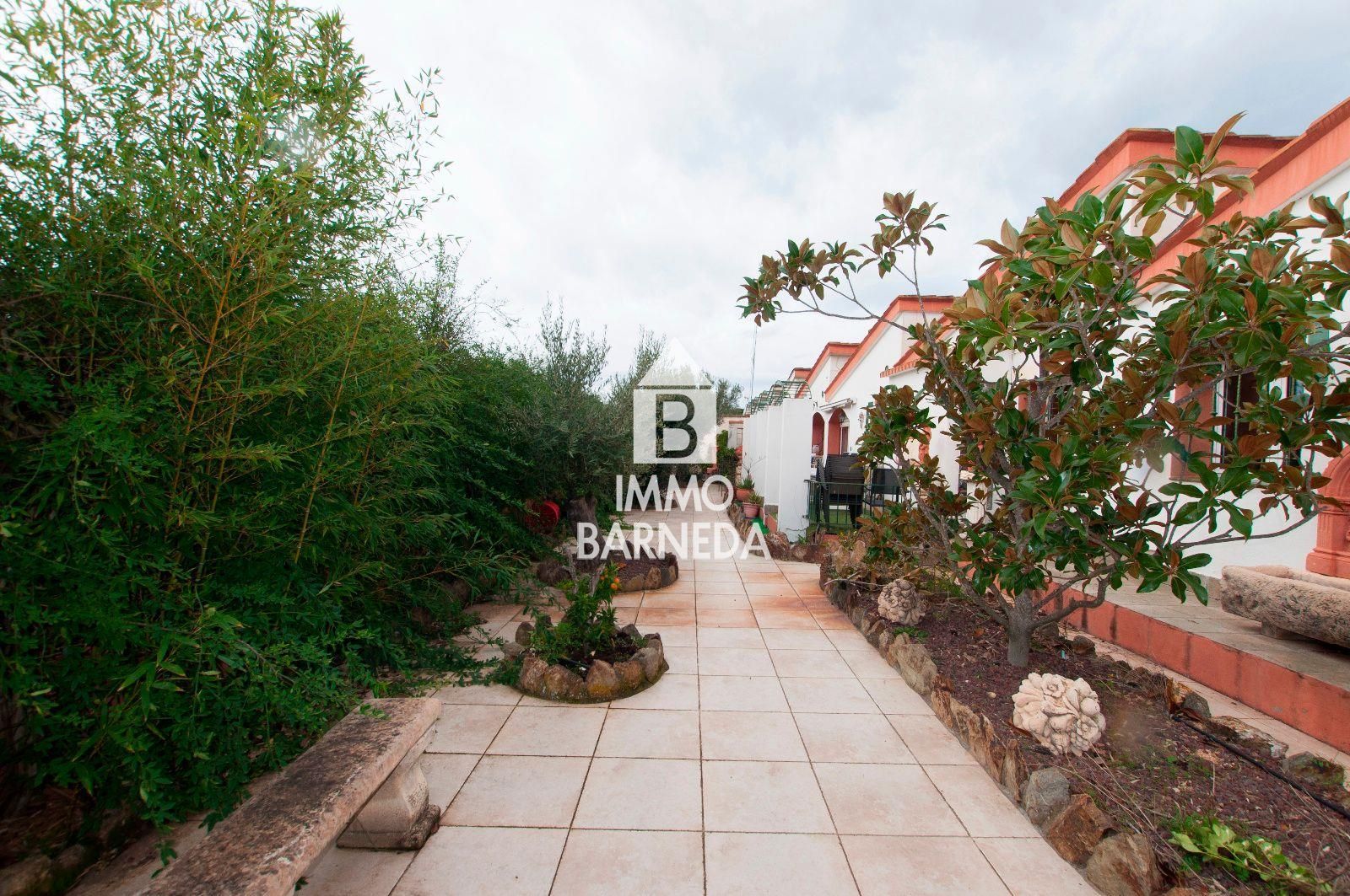 Casa amb jardí i dos apartaments.