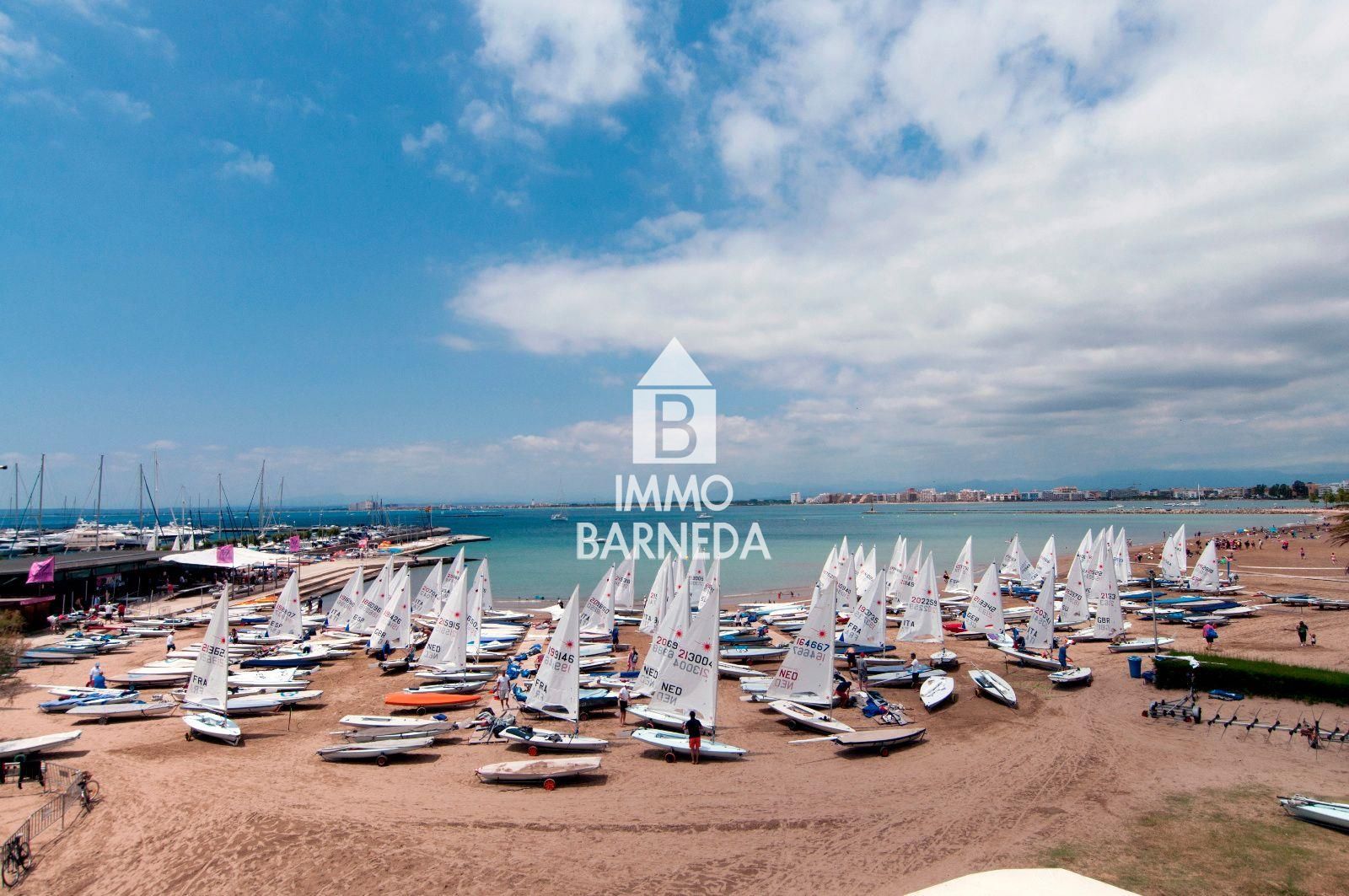 Casa amb jardí i dos apartaments.