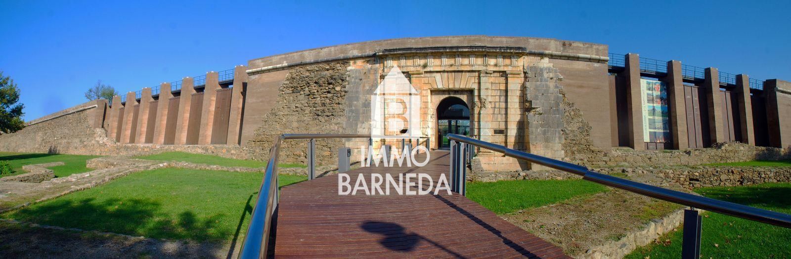 Casa amb jardí i dos apartaments.