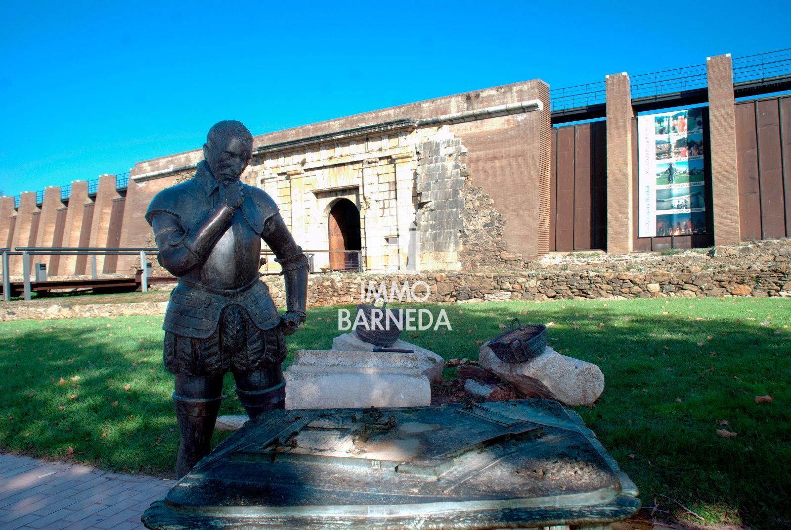 Casa amb jardí i dos apartaments.