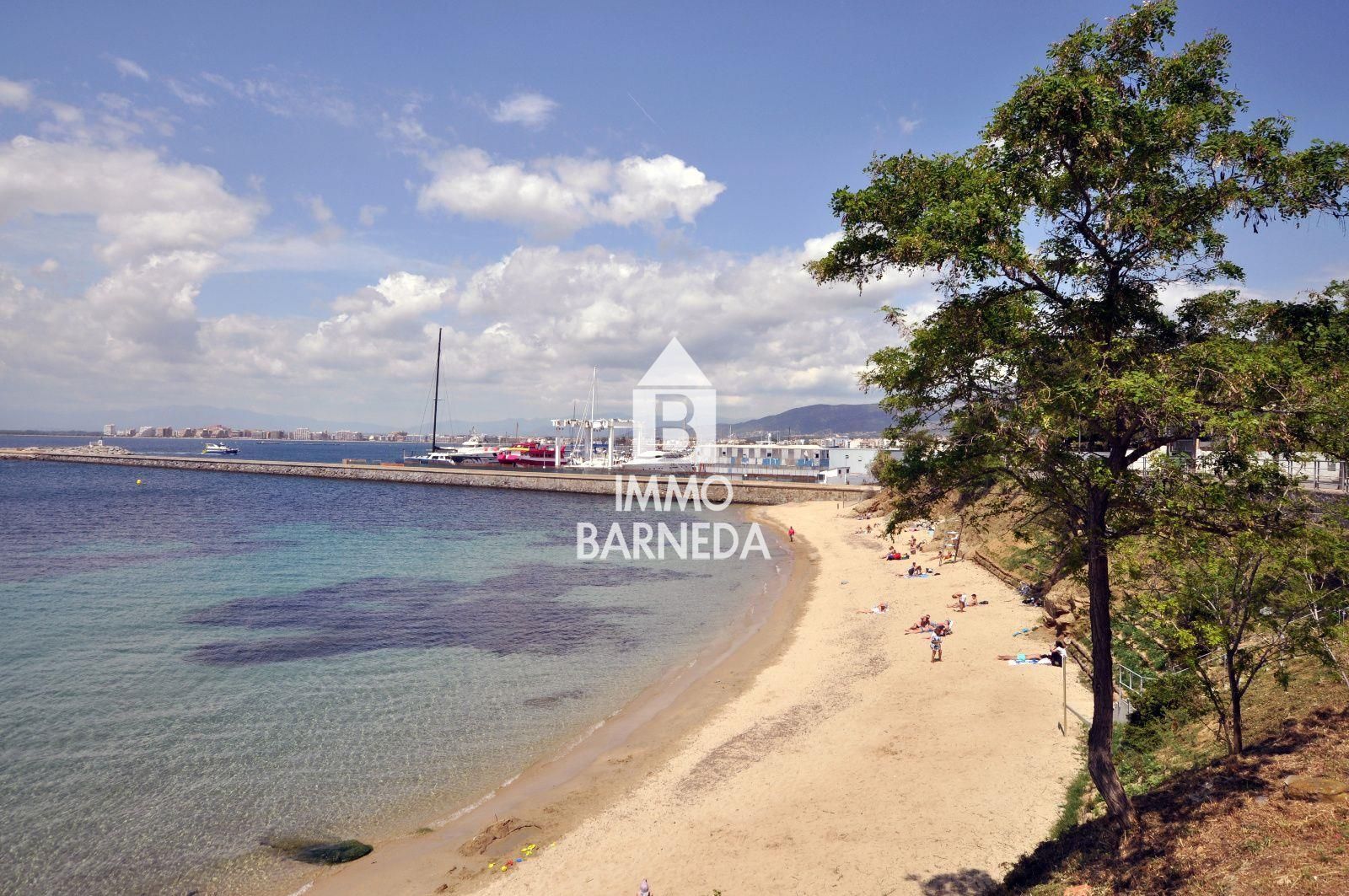 Casa amb jardí i dos apartaments.