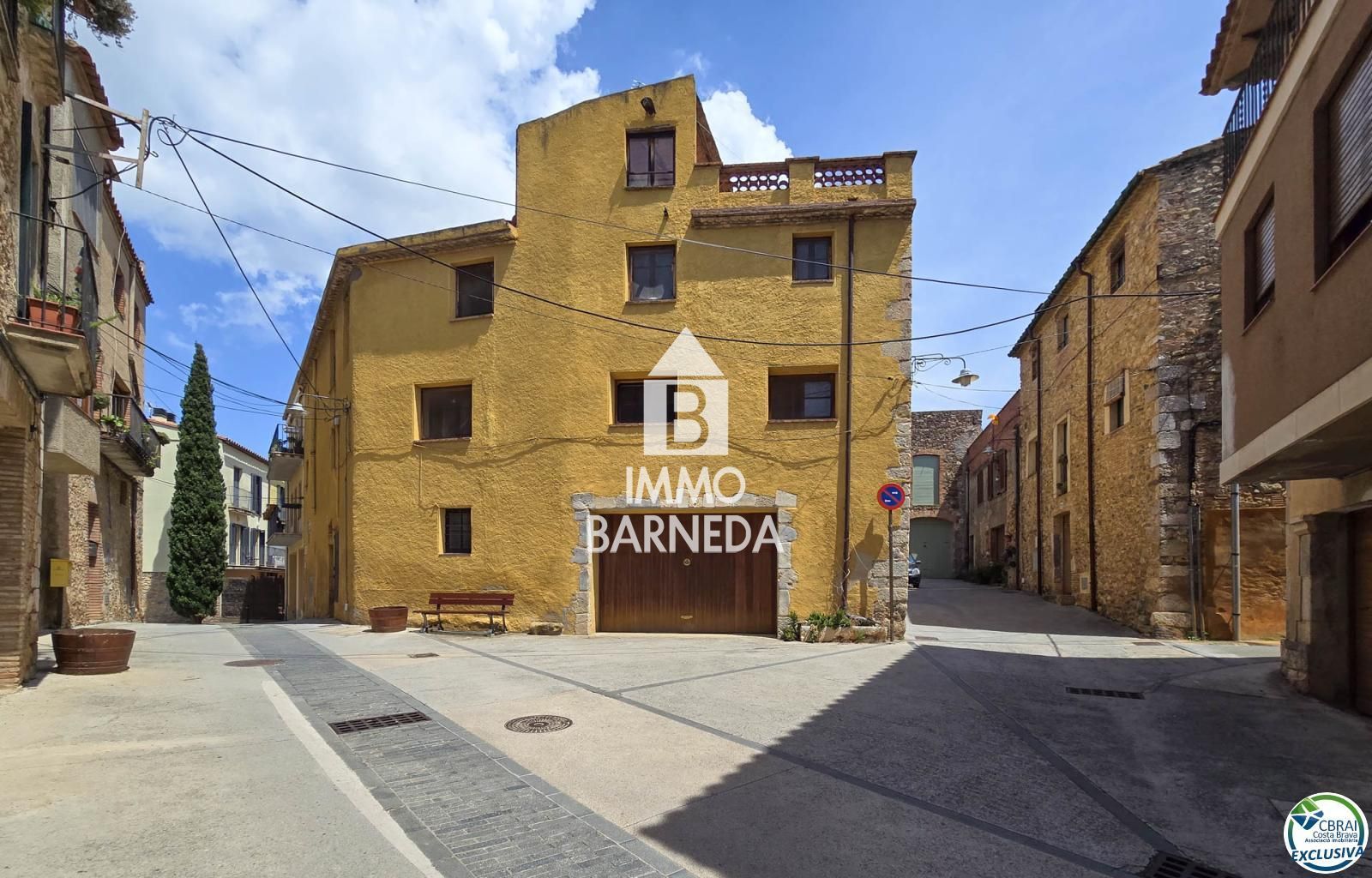 Casa rústica amb voltes catalanes amb molt d'encant al centre del Poble de Peralada.