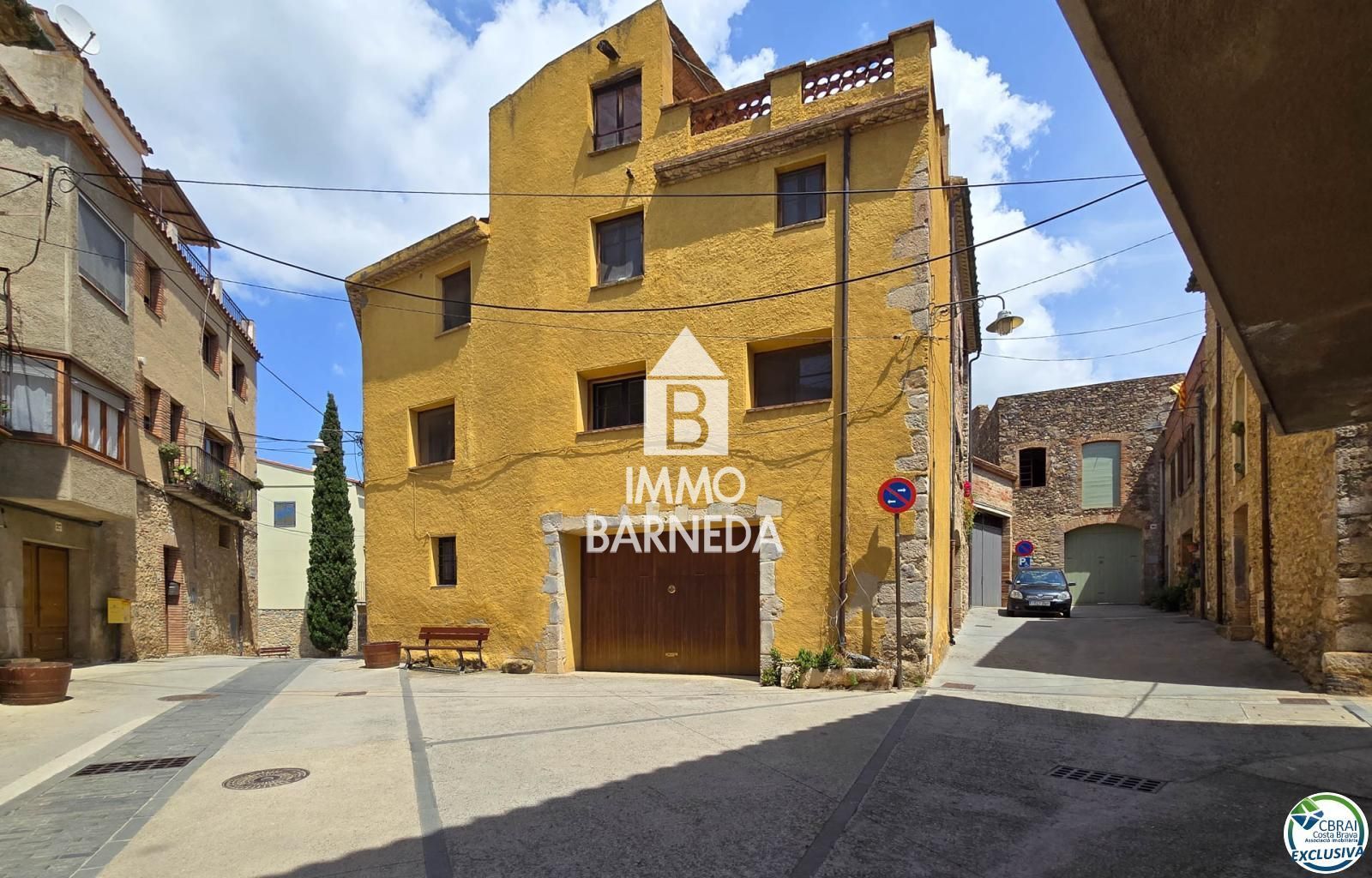 Casa rústica amb voltes catalanes amb molt d'encant al centre del Poble de Peralada.