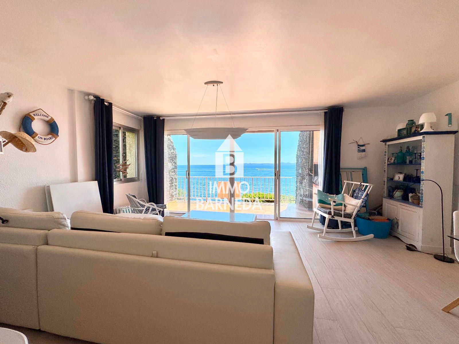 Exklusive renovierte Wohnung in erster Meereslinie – Roses