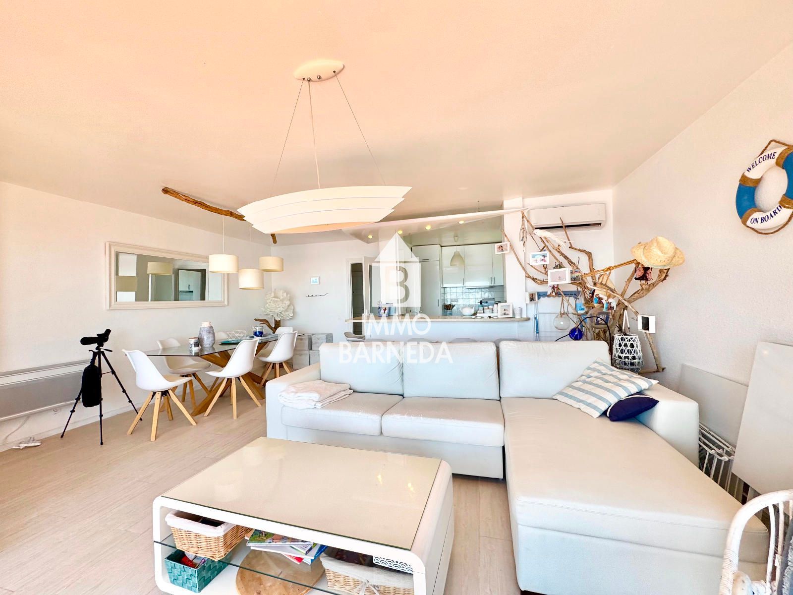 Exklusive renovierte Wohnung in erster Meereslinie – Roses